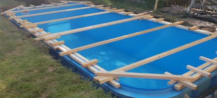 Zapažení bazénu dřevěnými latěmi