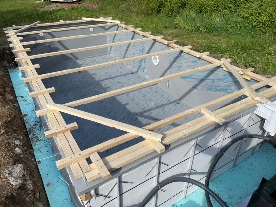 Zapuštěný hranatý šedý bazén 6x3x1,2m se slanou vodou, světlem a šachtou - Černošice