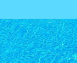 Barva vody ve světle modrém bazénu