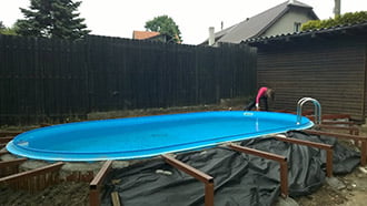 Částečně zapuštěný bazén 5 x 3 x 1,2 m s nerezovým žebříkem