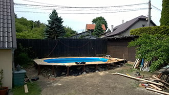 Oválný částečně zapuštěný bazén do terasy