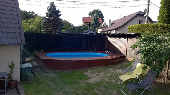 Částečně zapuštěný bazén v dřevěné terase rozměru 5x3x1,2m