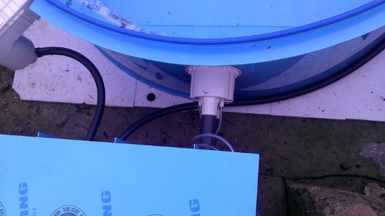 Kompletní montáž technologie zapuštěného plastového bazénu do země šachta na protiproud