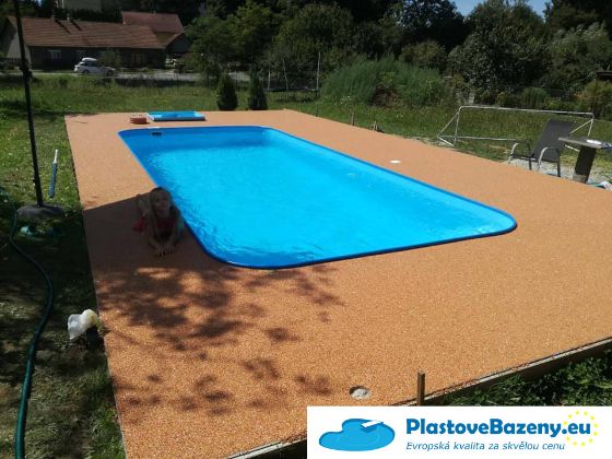 Stavba a montáž zapuštěného plastového bazénu do země kamenný koberec