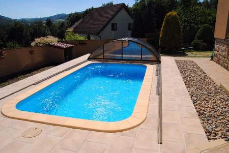 Betonový bazénový lem s nosem kolem bazénu