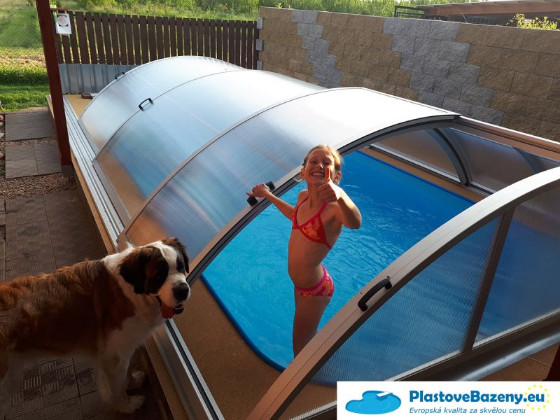 Zastřešení bazénu s dutinkovým prosklením s bočními dveřmi pro nejpohodlnější vstup do bazénu