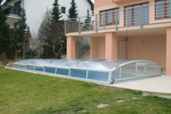 Nízké zastřešení bazénu s výškou 60 cm a dutinkovým prosklením