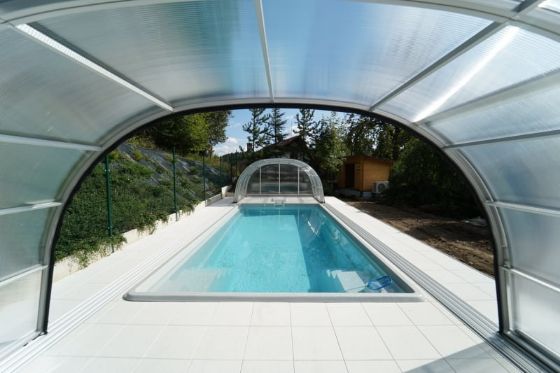 Vysoké bazénové zastřešení s výškou 2 metry a dutinkovým prosklením